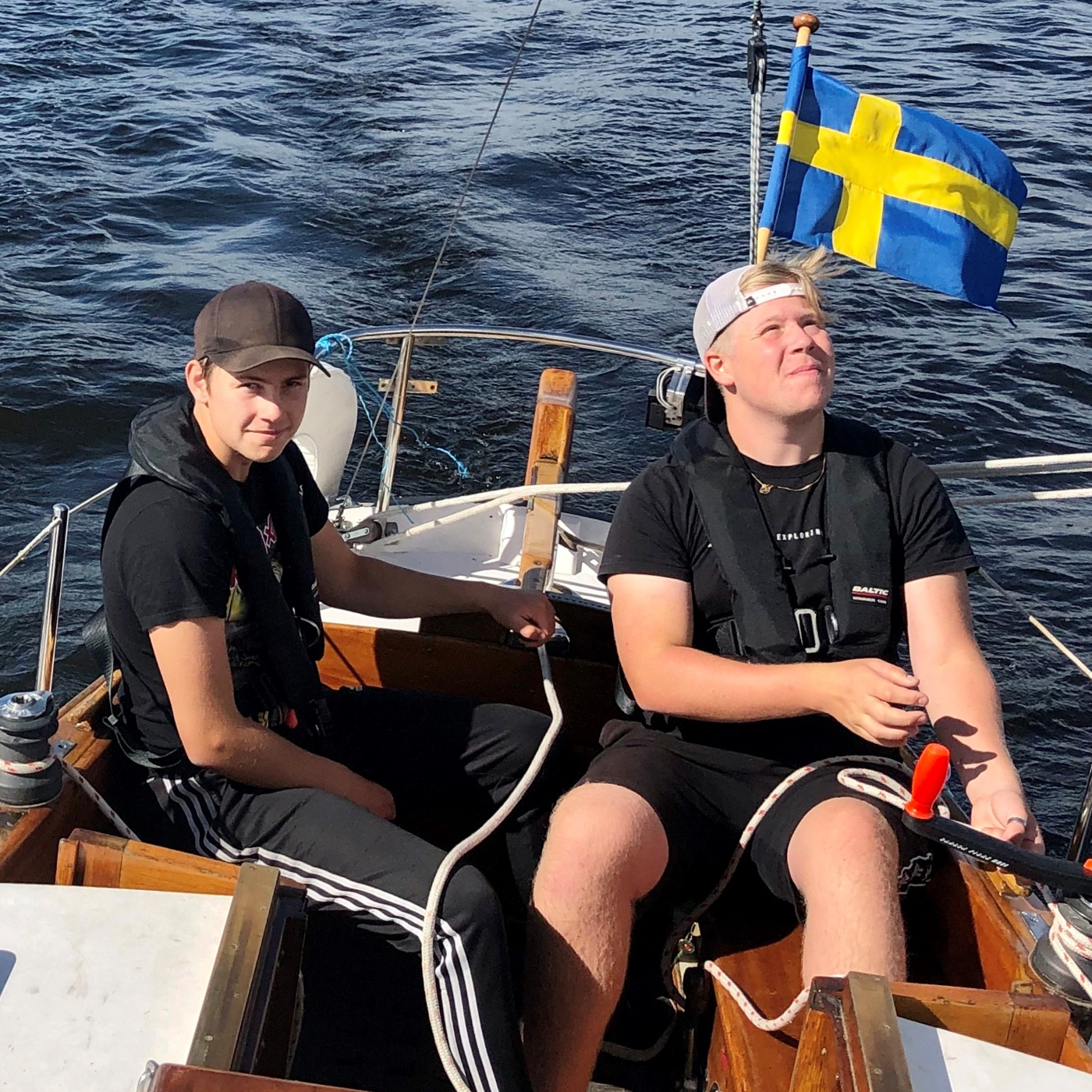 Två unga killar seglar.