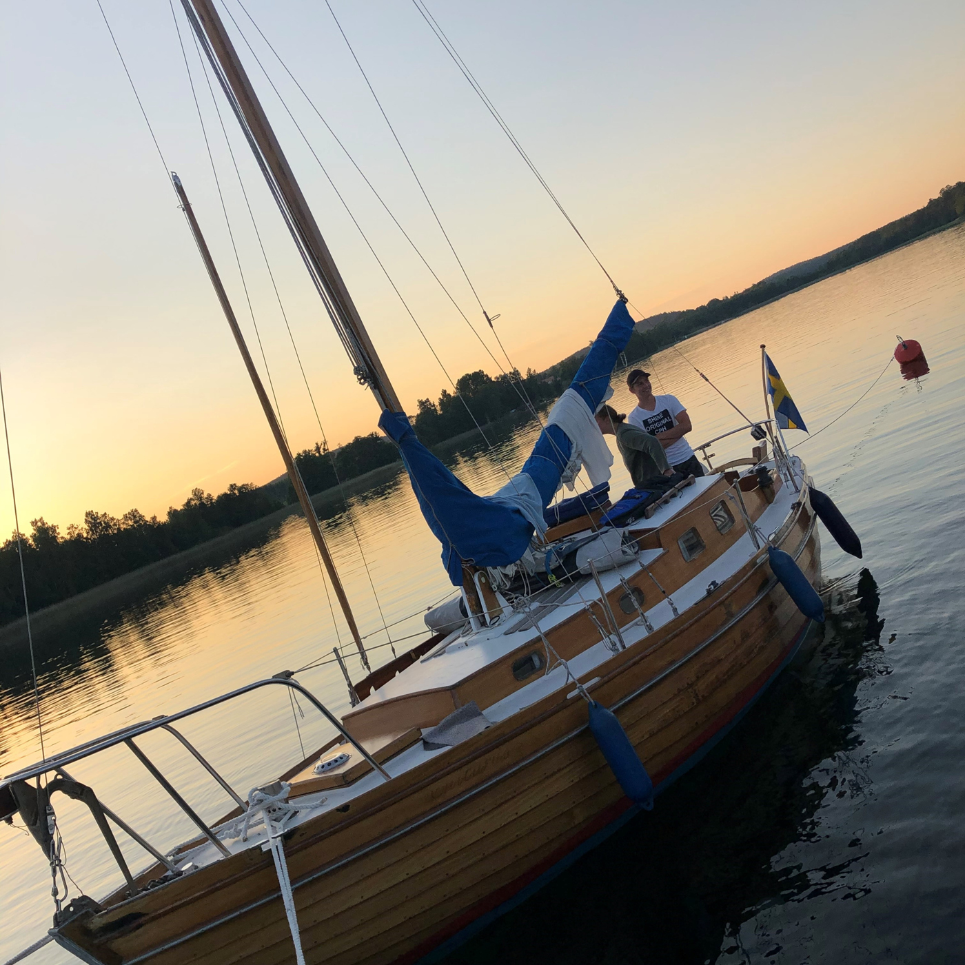 Segelbåt i solmedgång