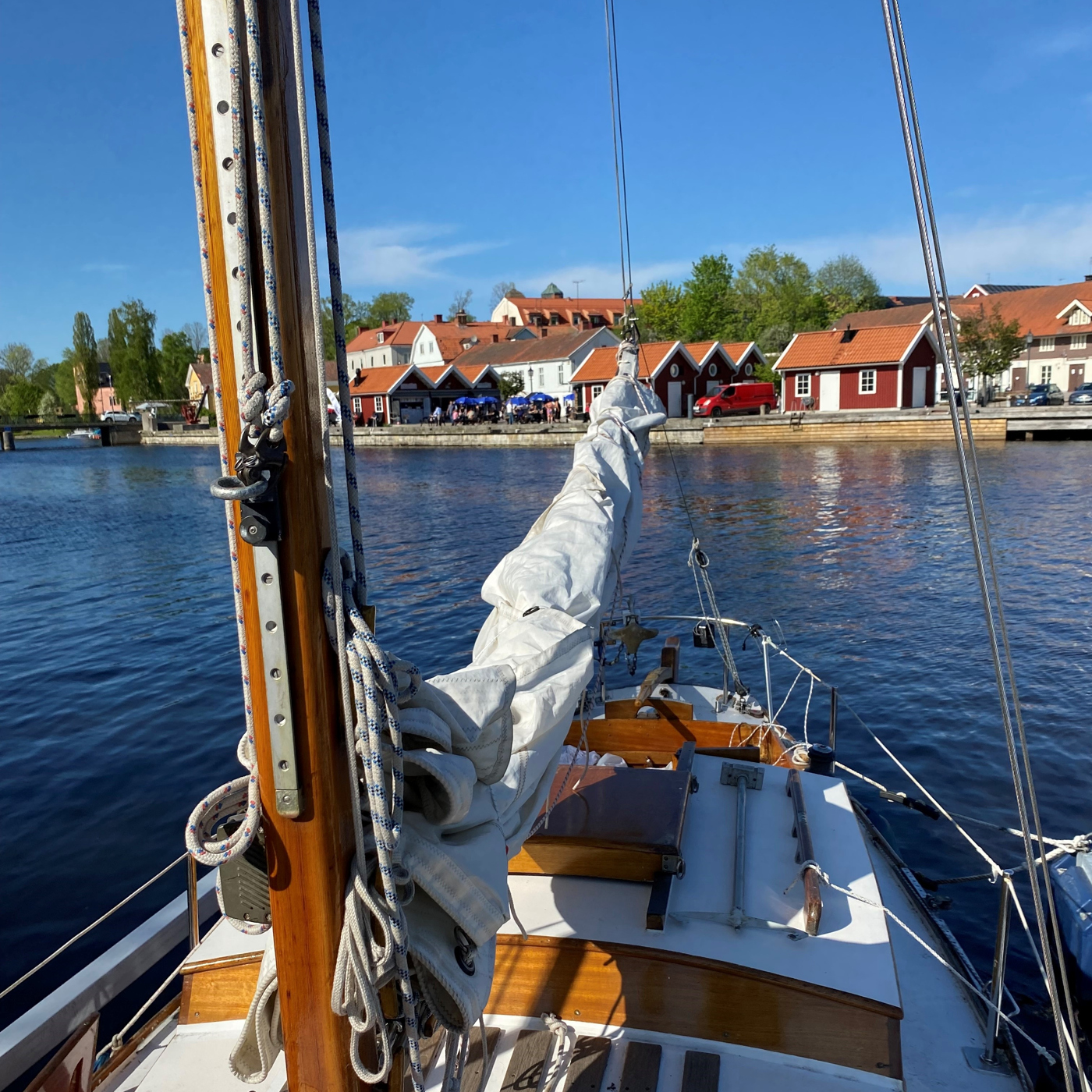 Fören på en segelbåt i Askersunds hamn