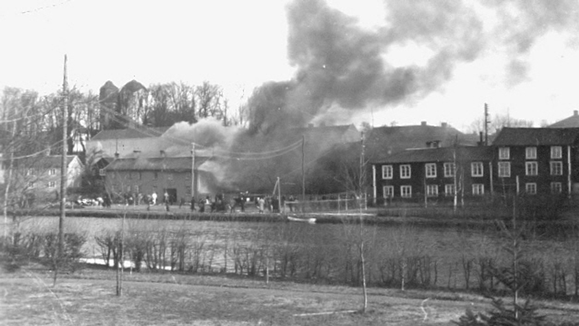 Historisk bild i svart vit som visar en brand i Askersund