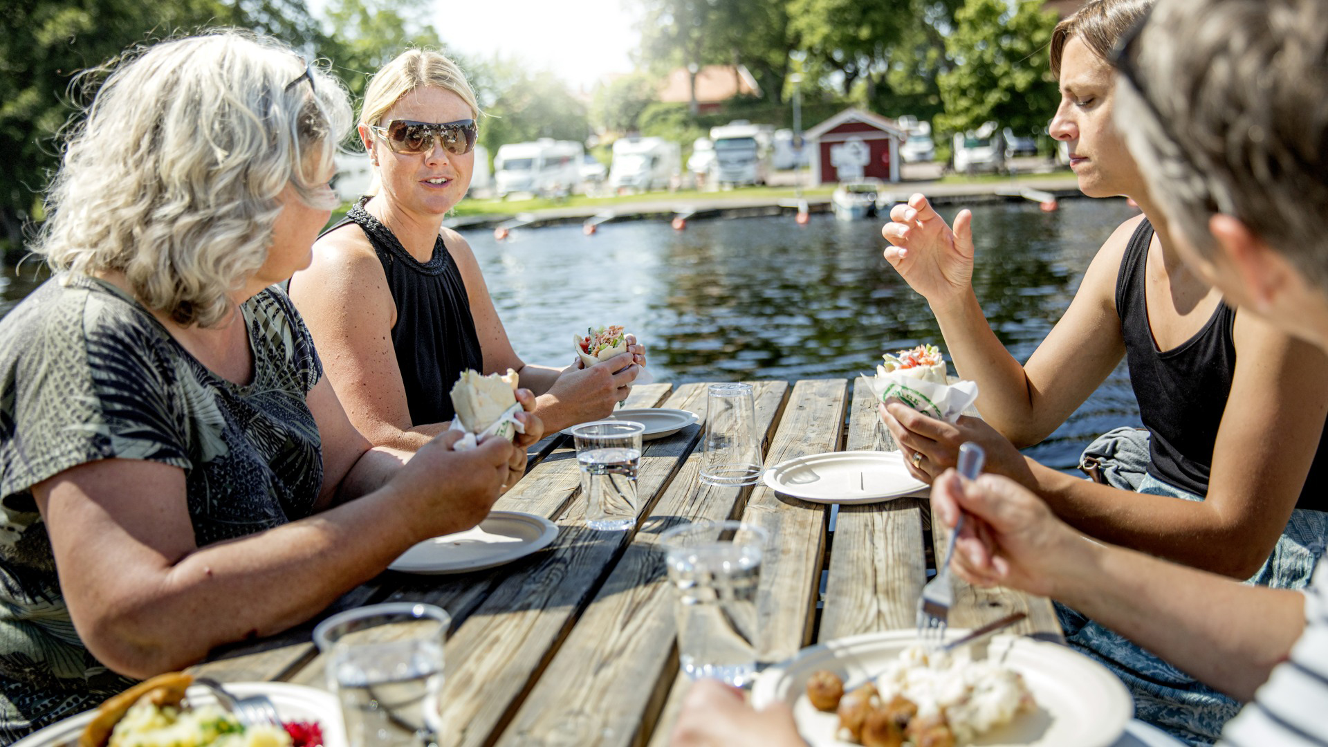 Sällskap äter vid ett bord i Askersunds hamn
