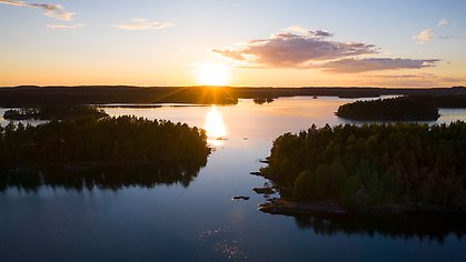 Solnedgång över Norra Vätterns skärgård ur drönarperspektiv .