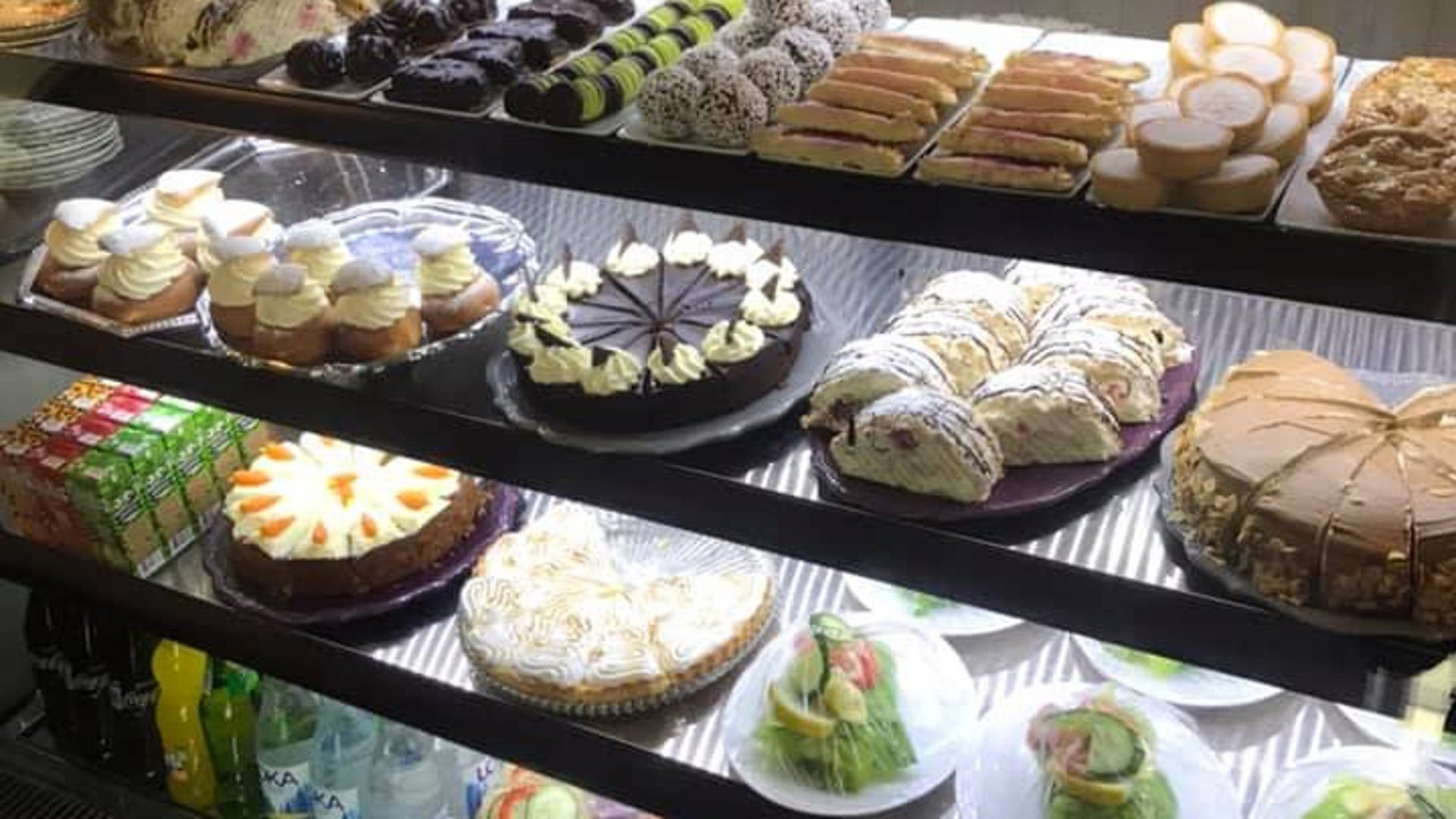Många olika tårtor och bakelser i disken på Borgmästarinnans café.