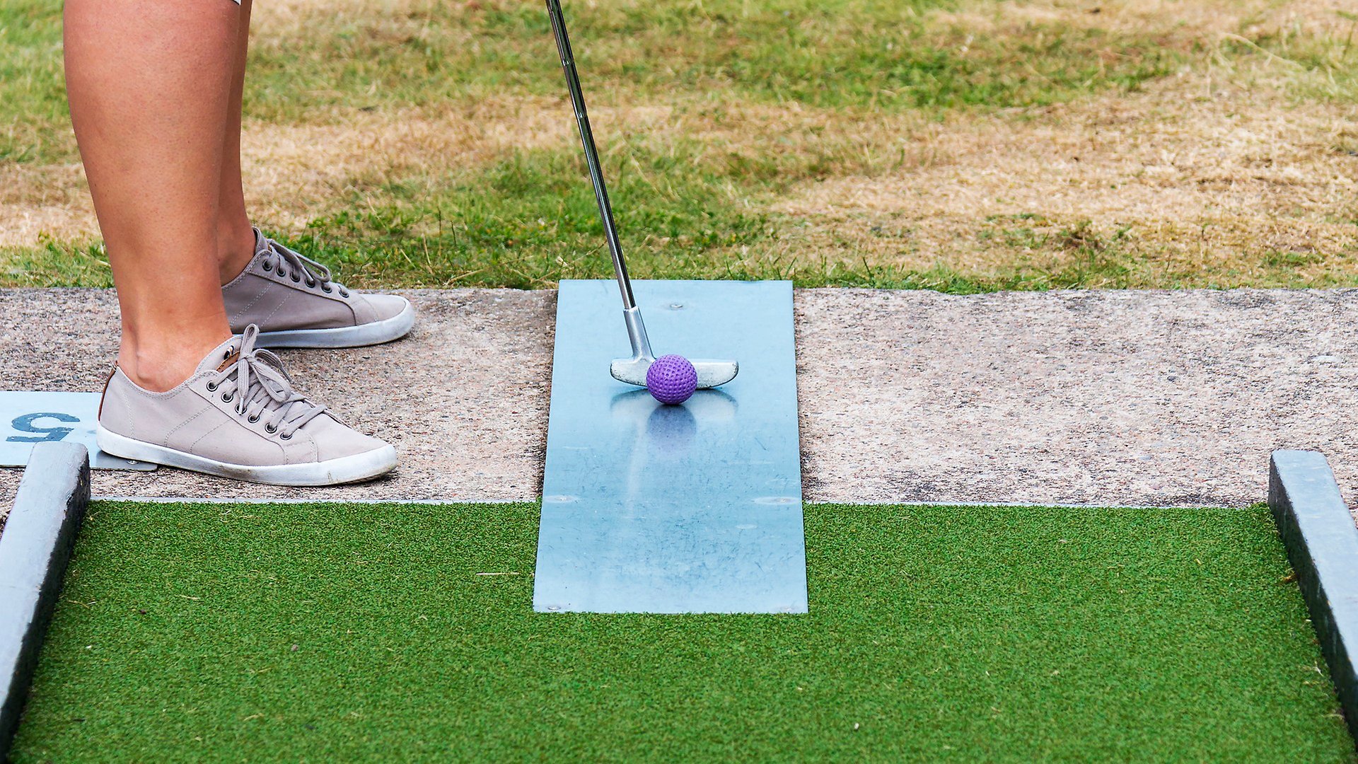 Bild på golfboll på en minigolfbana.