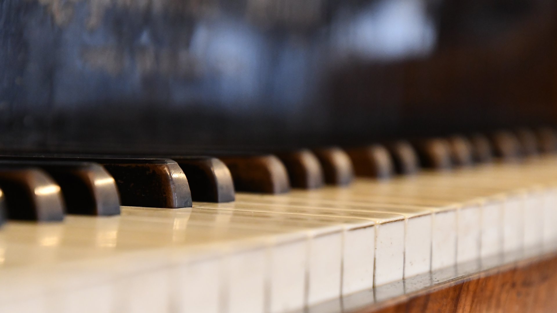 Bild över tangenterna på ett piano.