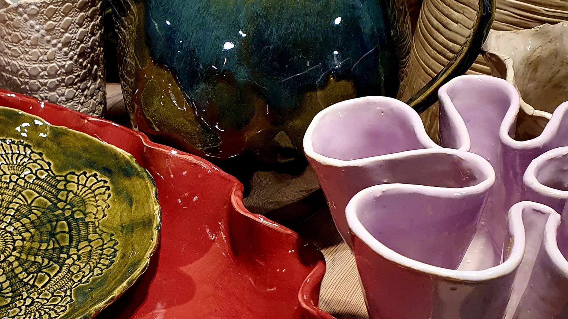 Olika fat och vaser i keramik.