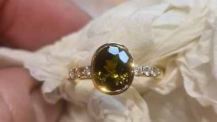 Bild på en ring med gnistrande stenar på.